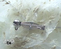 ����a�P�Q�E�A�[�����b�g�̔w��